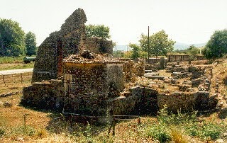 Eρείπια παμπάλαιου ναού δίπλα στον μυθικό ποταμό Αχέροντα... - Φωτογραφία 1