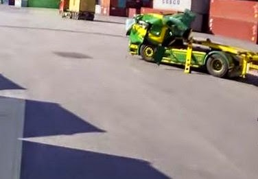 Σοκαριστικό βίντεο από ατύχημα στο Πέραμα: Κοντέινερ πέφτει πάνω σε κινούμενη νταλίκα! [video] - Φωτογραφία 1