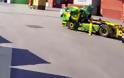 Σοκαριστικό βίντεο από ατύχημα στο Πέραμα: Κοντέινερ πέφτει πάνω σε κινούμενη νταλίκα! [video]