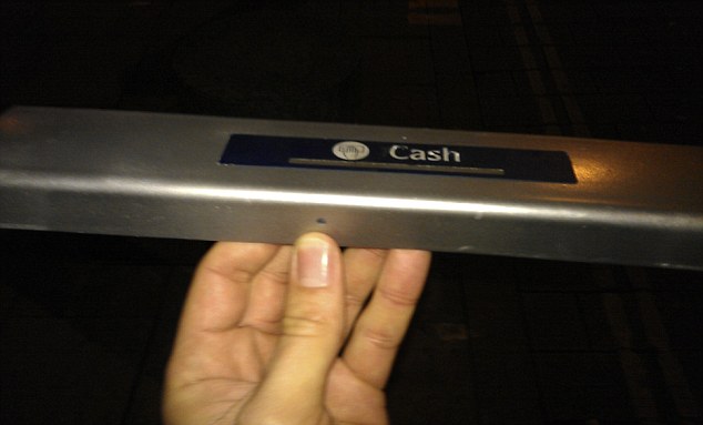 ΜΕΓΑΛΗ ΠΡΟΣΟΧΗ: Αυτή είναι η νέα ΑΠΑΤΗ για να σου αδειάσουν το λογαριασμό από το ATM! - Φωτογραφία 5
