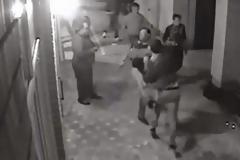 Σοκαριστική εικόνα! Τσακώθηκαν μέσα σε μπαρ και δείτε τι του έκανε με ένα ψαλίδι...[photos]