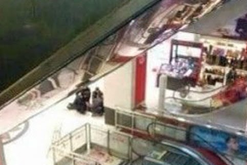 ΣΚΛΗΡΕΣ ΕΙΚΟΝΕΣ: Άγριο έγκλημα σε εμπορικό κέντρο στην Κίνα!Δύο νεκροί... [photos] - Φωτογραφία 1