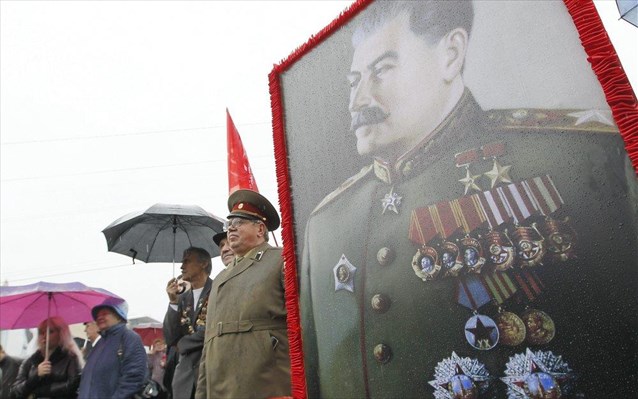 Οι μισοί Ρώσοι θεωρούν θετικό τον ιστορικό ρόλο του Στάλιν - Φωτογραφία 1