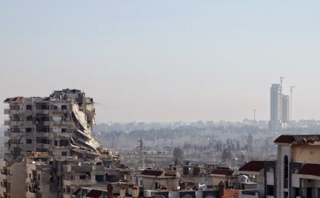 Ελικόπτερα έριξαν βαρέλια με εκρηκτικά στη Χομς - Φωτογραφία 1