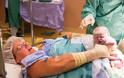 Έβγαλε τα δίδυμα μωρά της από την κοιλιά της…με τα χέρια της - Φωτογραφία 3