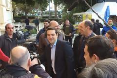 Η χαλαρή βόλτα του Τσίπρα στα Χανιά με τσικουδιές - H ελπίδα έρχεται Αλέξης Τσίπρας έγραψε σε φυλλάδιο μαθητή [photos+video]