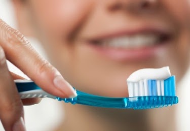 ΣΟΚΑΡΙΣΤΙΚΟ! Με τι πλένουμε τα δόντια μας; Διαβάστε τη περιεχέι μια οδοντόκρεμα και θα πάθετε πλάκα - Φωτογραφία 1