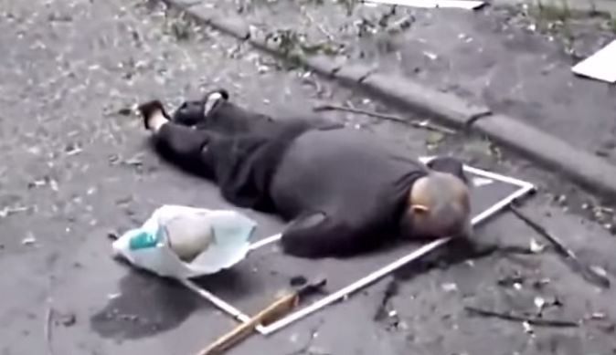 ΠΡΟΣΟΧΗ 18+ Σκληρές σκηνές: Ένα βίντεο ειδικά φτιαγμένο για τον Ευρωπαίο - Δείτε τι κάνουν οι Ουκρανοί φασίστες [video] - Φωτογραφία 1
