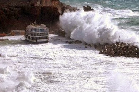 Στην εντατική 38χρονος που παρασύρθηκε από κύματα στη Μυτιλήνη - Φωτογραφία 1