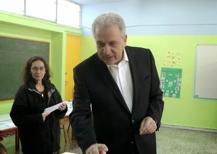 Στο Παγκράτι ψήφισε ο Αβραμόπουλος... [photos] - Φωτογραφία 1
