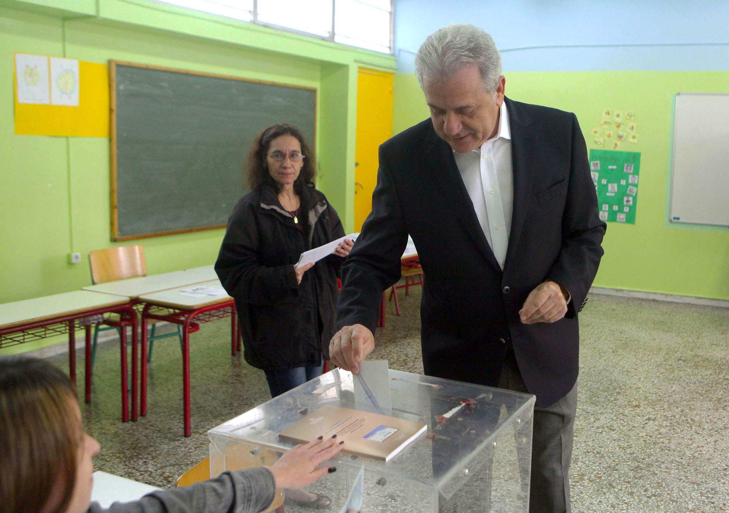 Στο Παγκράτι ψήφισε ο Αβραμόπουλος... [photos] - Φωτογραφία 2