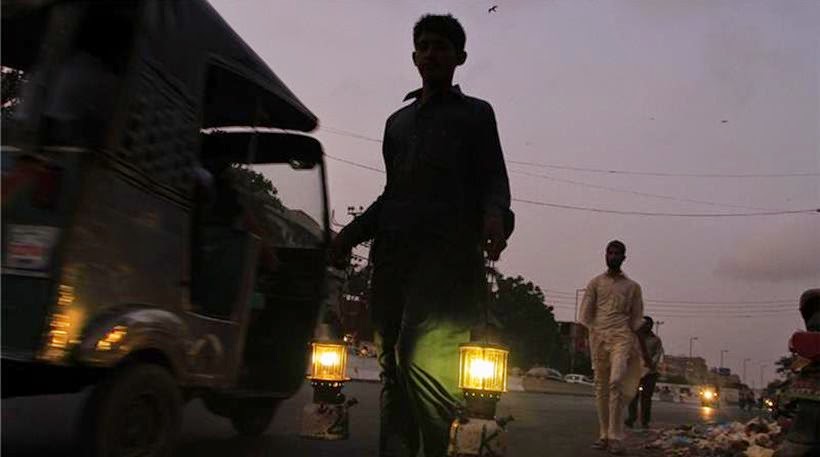 Πακιστάν: Μπλακ άουτ βύθισε στο σκοτάδι ολόκληρη τη χώρα - Φωτογραφία 1