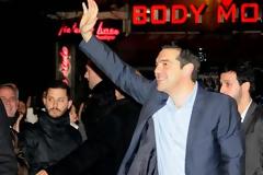 Αποθέωσαν τον Τσίπρα στην Κουμουνδούρου - Δείτε φωτο
