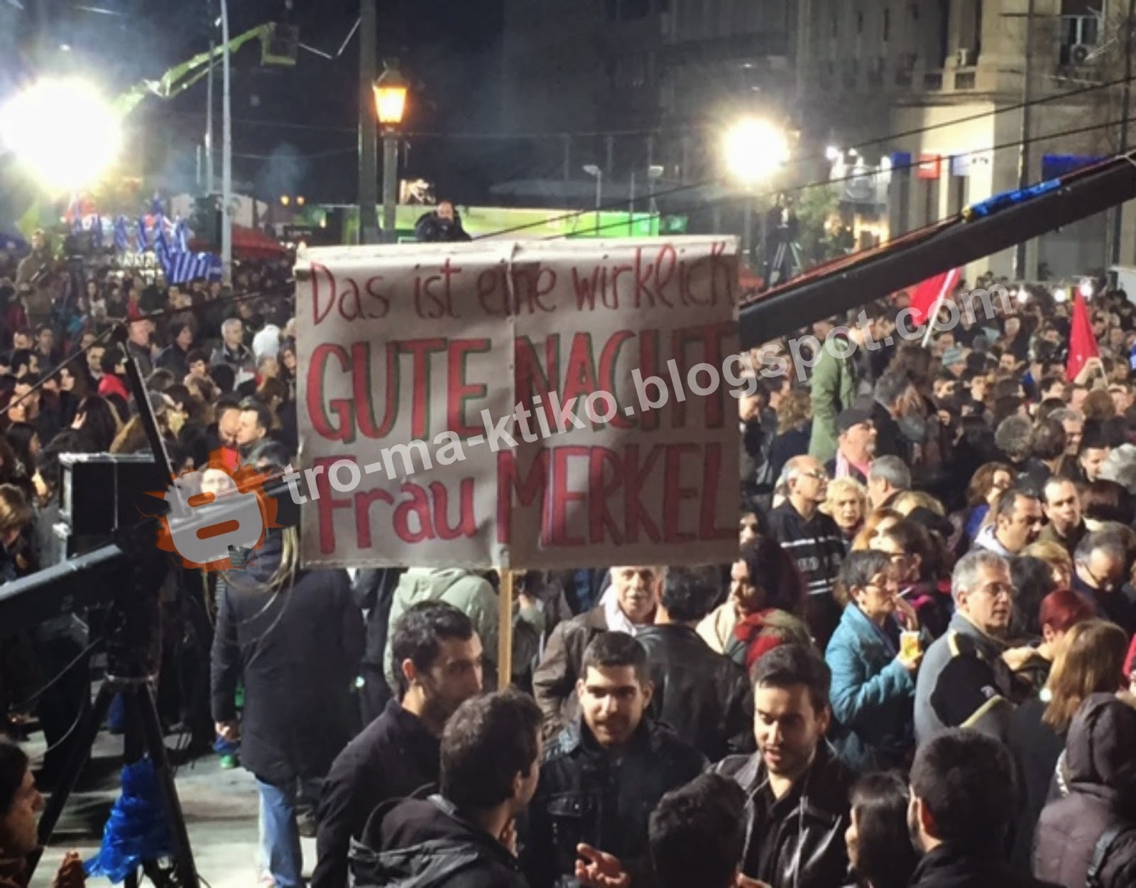 ΧΑΜΟΣ από κόσμο για να ακούσει τις δηλώσεις του Τσίπρα [photos] - Φωτογραφία 4