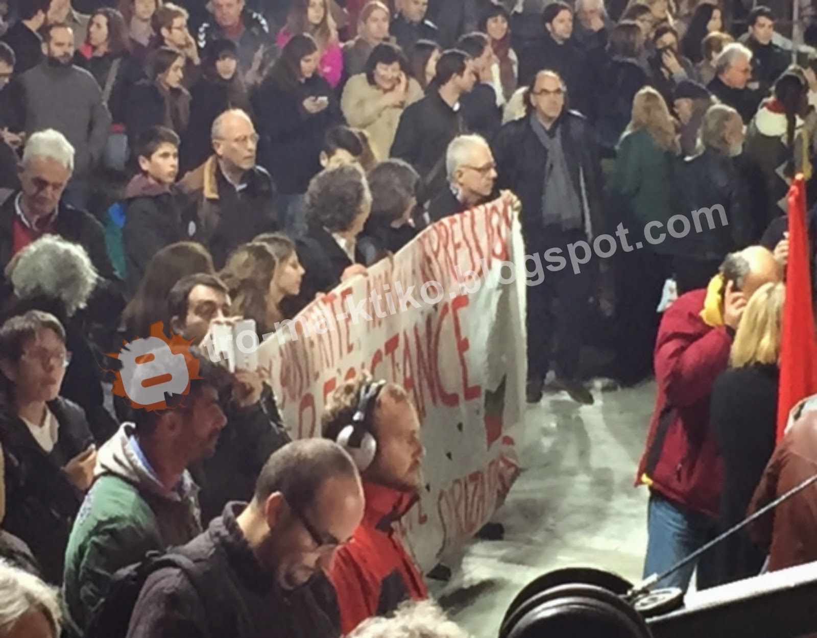ΧΑΜΟΣ από κόσμο για να ακούσει τις δηλώσεις του Τσίπρα [photos] - Φωτογραφία 6