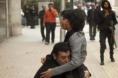 «Έσβησε» στην αγκαλιά περαστικού από αστυνομικά πυρά
