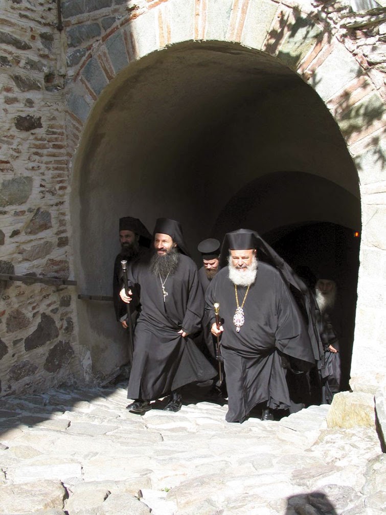 5932 - Ο μακαριστός Αρχιεπίσκοπος Χριστόδουλος στο Άγιο Όρος. Φωτογραφίες από επισκέψεις του - Φωτογραφία 4