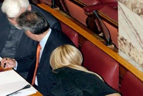 Το σκύψιμο της Έλενας Ράπτη στην Βουλή που κάνει τον γύρο του διαδικτύου [photo] - Φωτογραφία 1