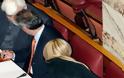 Το σκύψιμο της Έλενας Ράπτη στην Βουλή που κάνει τον γύρο του διαδικτύου [photo]