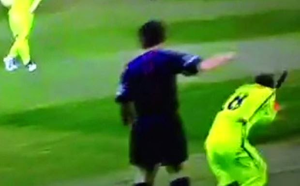Επόπτης χτύπησε ποδοσφαιριστή της Μπαρτσελόνα με το σημαιάκι [video] - Φωτογραφία 1
