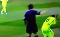 Επόπτης χτύπησε ποδοσφαιριστή της Μπαρτσελόνα με το σημαιάκι [video]