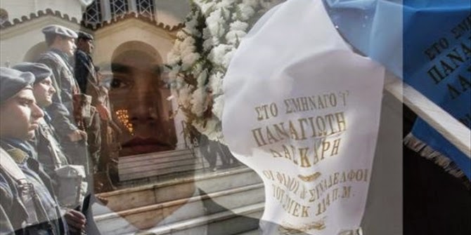 ΣΠΑΡΑΞΑΝ ΚΑΡΔΙΕΣ στην κηδεία του Έλληνα σμηναγού Παναγιώτη Λάσκαρη - Φωτογραφία 1