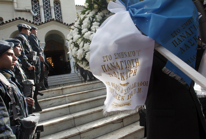 ΣΠΑΡΑΞΑΝ ΚΑΡΔΙΕΣ στην κηδεία του Έλληνα σμηναγού Παναγιώτη Λάσκαρη - Φωτογραφία 3