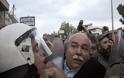 Μόνο στην Ελλάδα! Δείτε το βίντεο που δείχνει τον Νίκο Βούτση να σπρώχνεται από τα ΜΑΤ... [video]