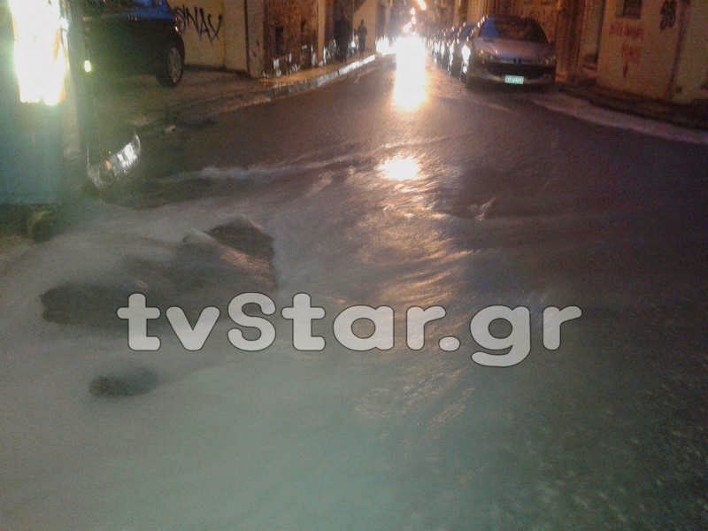 ΤΩΡΑ: Πλημμυρισμένοι κεντρικοί δρόμοι της Λαμίας - Φωτογραφία 4