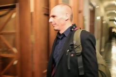 Ποια είναι η φανατική θαυμάστρια του Βαρουφάκη που εκλιπαρεί για μία συνέντευξη; [photo]