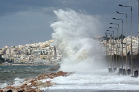 Πάτρα: Σαρωτικοί οι άνεμοι από το μεσημέρι - Έκτακτη σύσκεψη στην Περιφέρεια Δυτικής Ελλάδας - Φωτογραφία 1