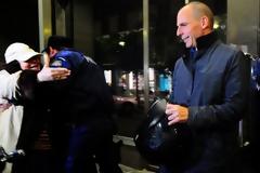 Η Λουκά ΞΑΝΑΧΤΥΠΗΣΕ: Δείτε την να ΟΡΜΑΕΙ στον Βαρουφάκη [photos]