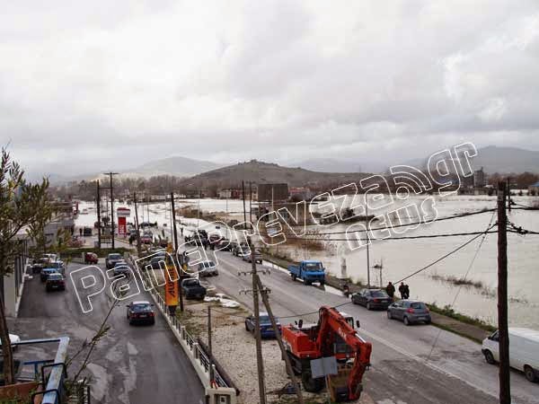 Πρέβεζα: Κλειστή η κυκλοφορία στο Καναλάκι - Τεράστιες ζημιές από τα νερά του Αχέροντα - Φωτογραφία 3
