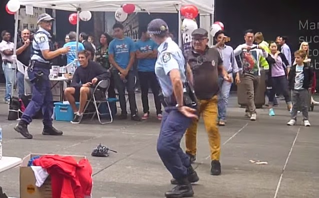 ΑΠΙΣΤΕΥΤΗ αστυνομικίνα το... κουνάει σε απίστευτο χορό με τρελό παππού... - Φωτογραφία 1