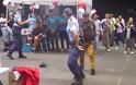 ΑΠΙΣΤΕΥΤΗ αστυνομικίνα το... κουνάει σε απίστευτο χορό με τρελό παππού...