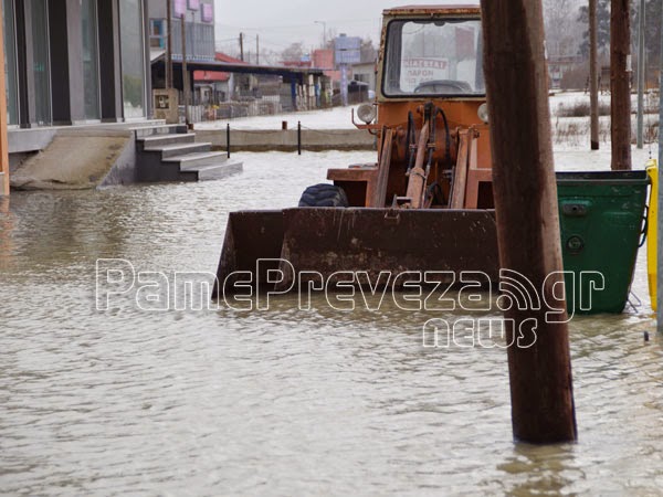 Πρέβεζα: Με τρακτέρ για να πάνε στις επιχειρήσεις στο Καναλάκι μετά τις πλημμύρες [photos+video] - Φωτογραφία 4