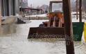 Πρέβεζα: Με τρακτέρ για να πάνε στις επιχειρήσεις στο Καναλάκι μετά τις πλημμύρες [photos+video] - Φωτογραφία 4