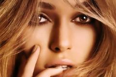 Το μακιγιάζ κάνει ΘΑΥΜΑΤΑ: Δείτε την Keira Knightley να κυκλοφορεί στο δρόμο ΕΝΤΕΛΩΣ ΑΓΝΩΡΙΣΤΗ [photos]