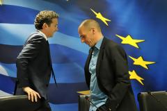 Γιατί ο Βαρουφάκης βάζει συνέχεια το χέρι του στην τσέπη; [photos]