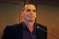 ΑΠΙΣΤΕΥΤΟ: Ο Βαρουφάκης έγινε και... κοκτέιλ! [video + photos]