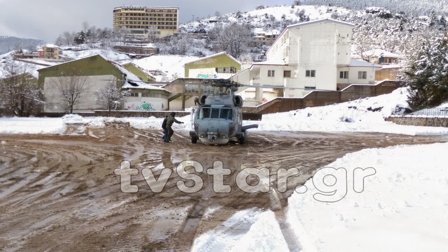 Ελικόπτερο Super Puma πάει στα Άγραφα για τους αποκλεισμένους κατοίκους [video + photos] - Φωτογραφία 7