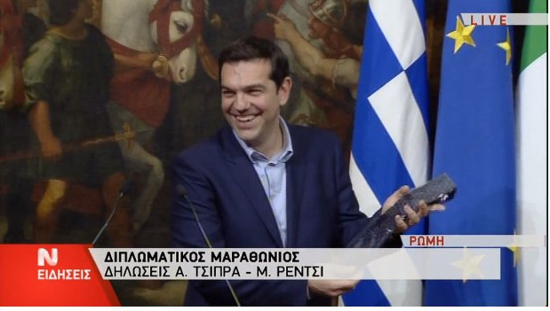 Αυτό είναι το περίεργο δώρο που πήρε ο Ρέντσι στον Τσίπρα και τον έκανε να βάλει τα γέλια [photos] - Φωτογραφία 8