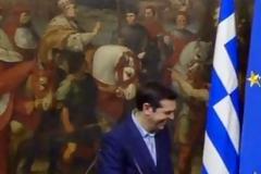Αυτό είναι το περίεργο δώρο που πήρε ο Ρέντσι στον Τσίπρα και τον έκανε να βάλει τα γέλια [photos]