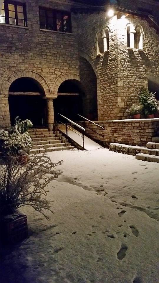 Εικόνες σπάνιας ομορφιάς από τη χιονισμένη Παναγία Σπηλιά [photos] - Φωτογραφία 3