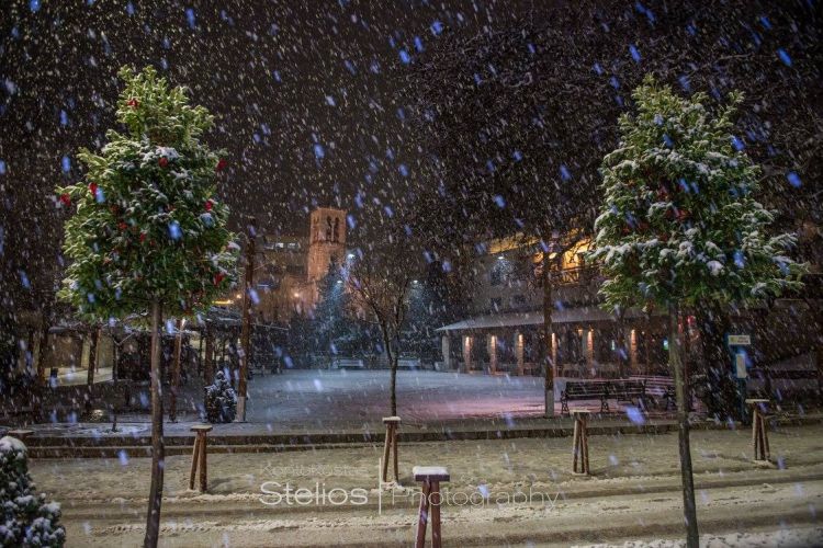 Δείτε υπέροχες φωτογραφίες από το χιονισμένο Καρπενήσι - Φωτογραφία 8
