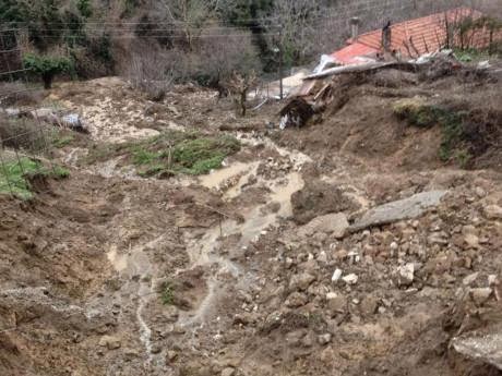 Ναυπακτία: Άνοιξε η γη στην κοινότητα Κλεπά - 22 σπίτια έπληξαν οι κατολισθήσεις - Δείτε φωτο - Φωτογραφία 2