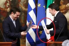 Tι ήταν αυτό που δεν παρατήρησε κανείς στον φάκελο που έβαλε ο Ρέντσι τη γραβάτα του Τσίπρα; [photos]