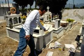 ΑΠΙΣΤΕΥΤΟ: Σε ποιο δημοτικό νεκροταφείο οι συγγενείς σκάβουν μόνοι τους το λάκκο για τους νεκρούς τους; - Φωτογραφία 1