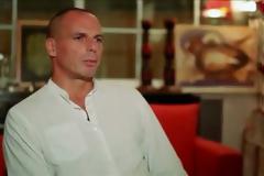 Αυτή είναι η φωτογραφία του Βαρουφάκη που έχει προκαλέσει ΧΑΜΟ στο twitter [photos]