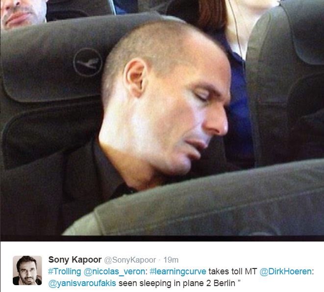 Κάνει θραύση στο twitter η φωτογραφία του Βαρουφάκη που κοιμάται στο αεροπλάνο - Φωτογραφία 2
